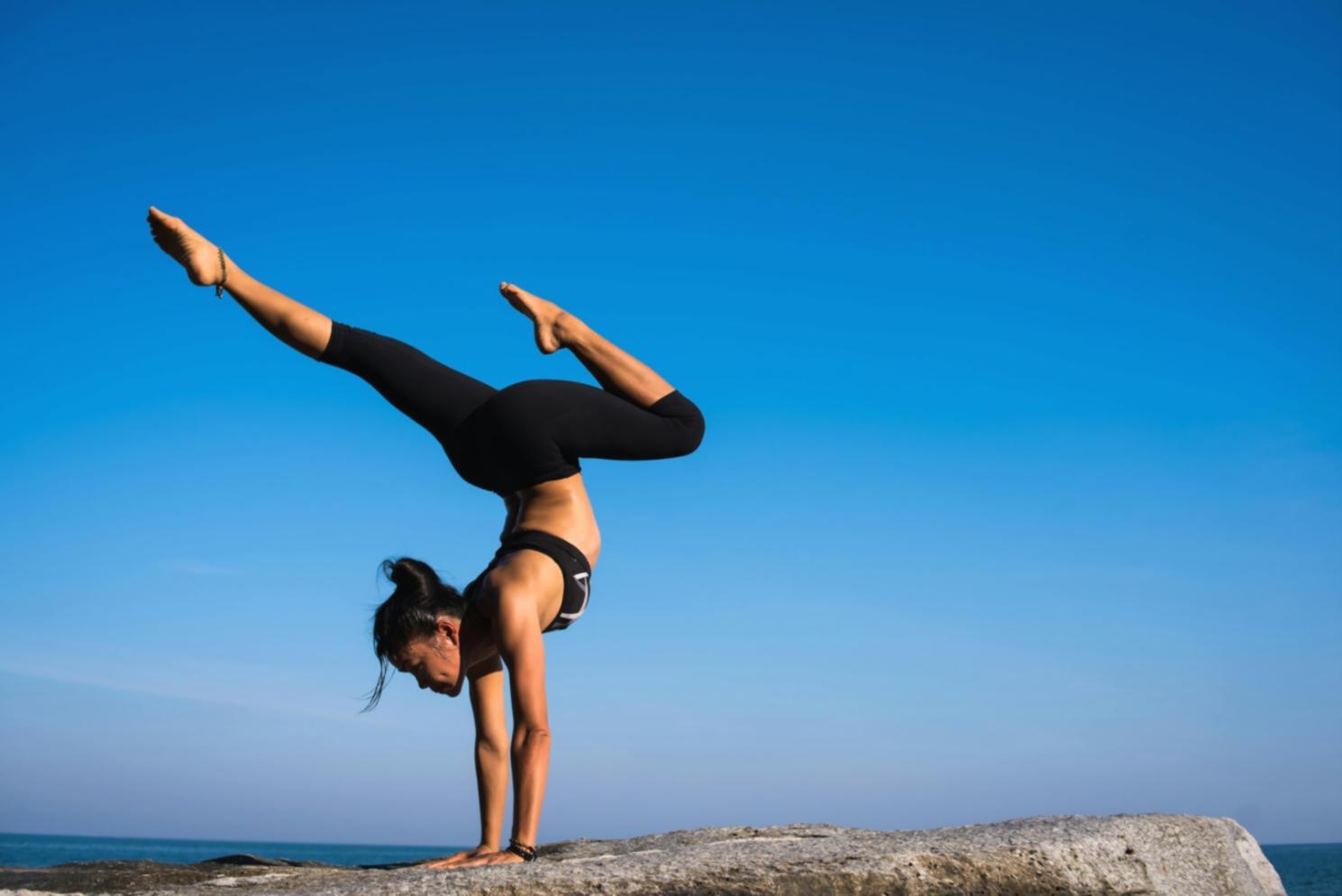 Yogasession mit Blick auf Berge